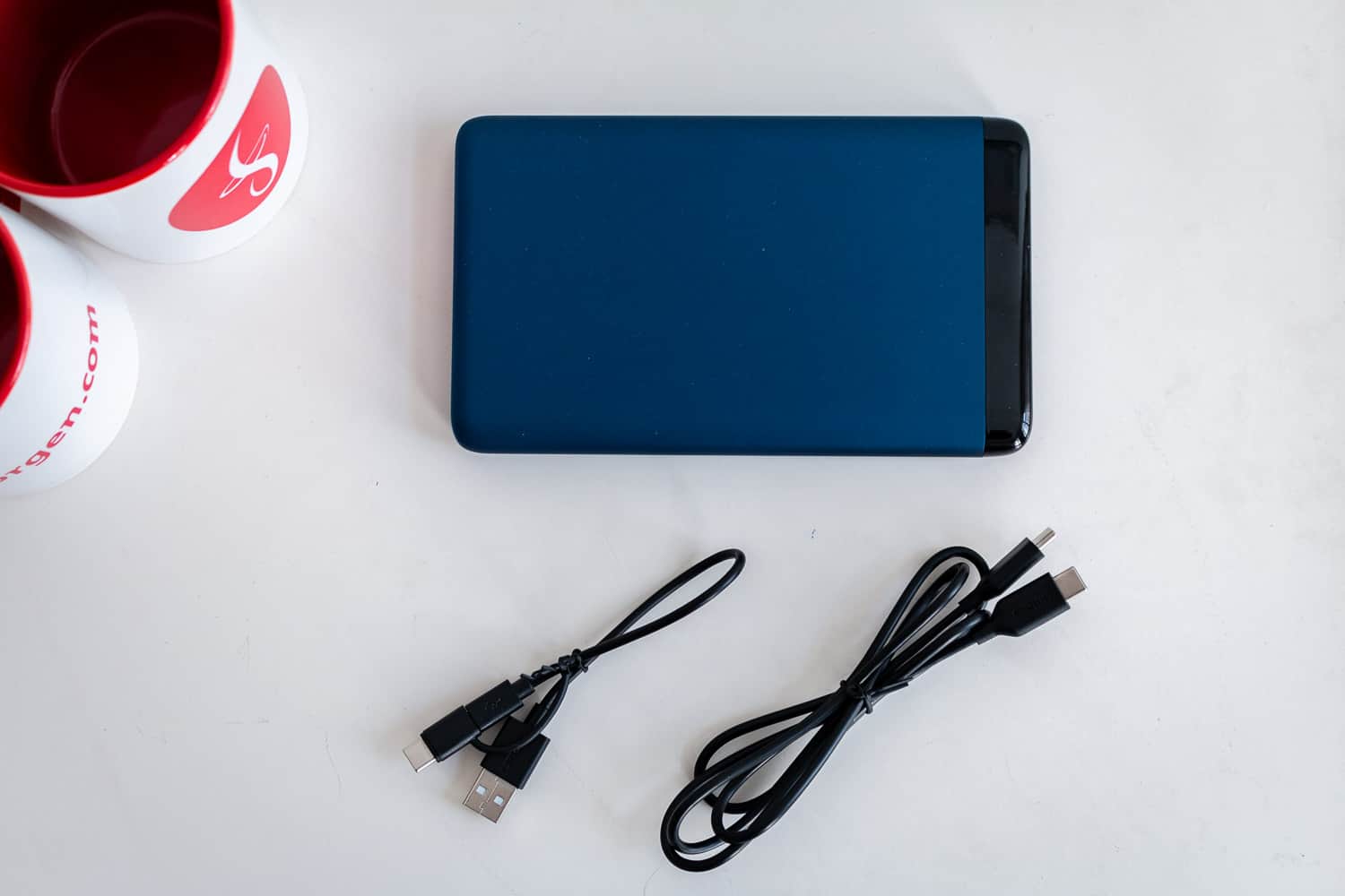 Omars USB-Powerbank – Draufsicht und mitgelieferte Kabel