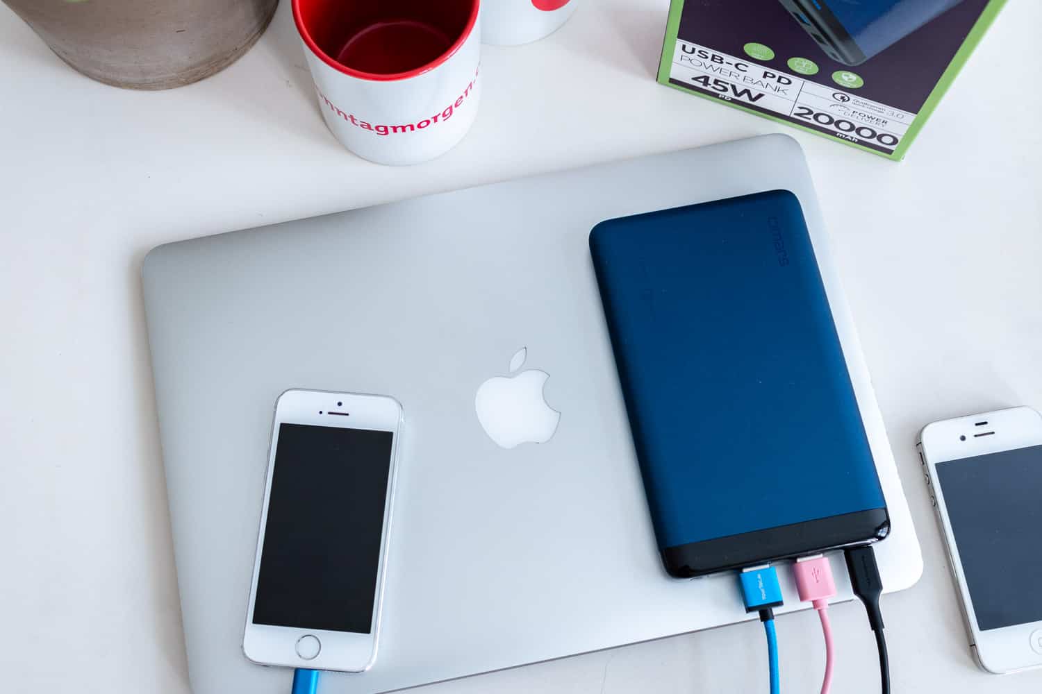 Omars USB-Powerbank – Gerät beim Aufladen eines MacBooks
