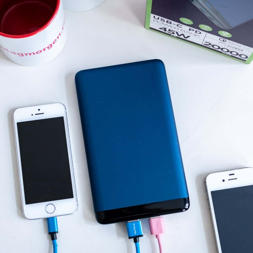 Omars USB-Powerbank – Gerät beim Aufladen von iPhones