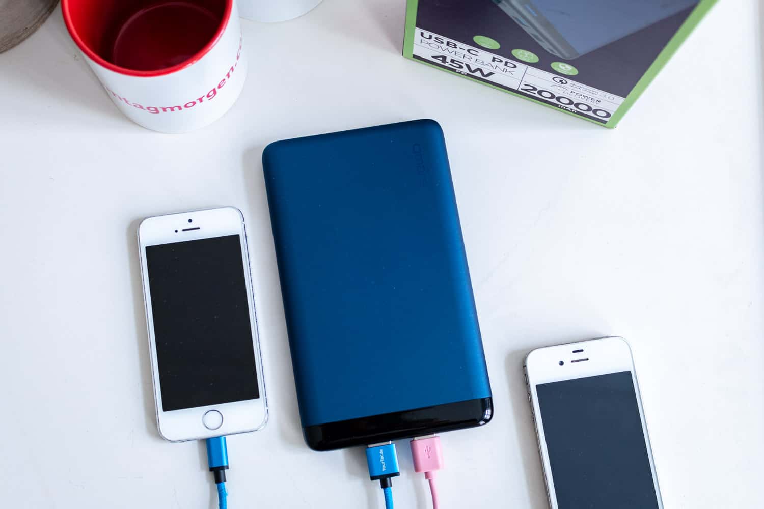 Omars USB-Powerbank – Gerät beim Aufladen des iPhones