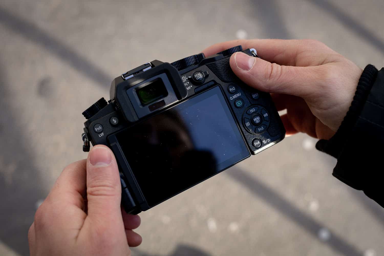 Panasonic Lumix G70 in den Händen