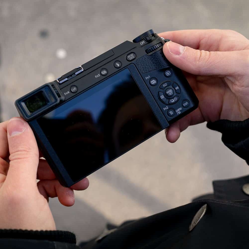 Panasonic Lumix GX80 in den Händen