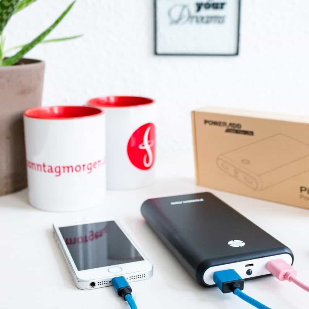 Poweradd Pilot X7 – Gerät beim Aufladen und Verpackung im Hintergrund