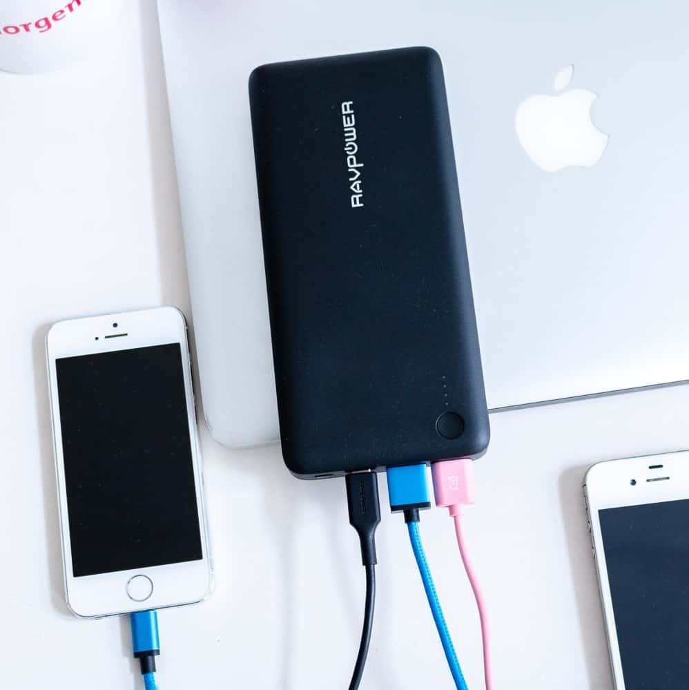 RAVPower 26800mAh – Gerät beim Aufladen eines iPhones