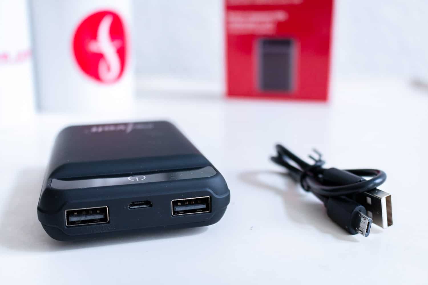 Die revolt-Powerbank: Kabel