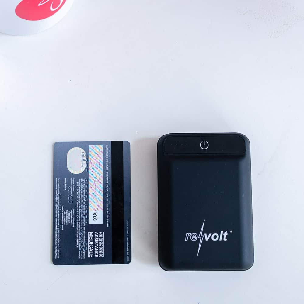 revolt-Powerbank neben Kreditkarte zum Größenvergleich