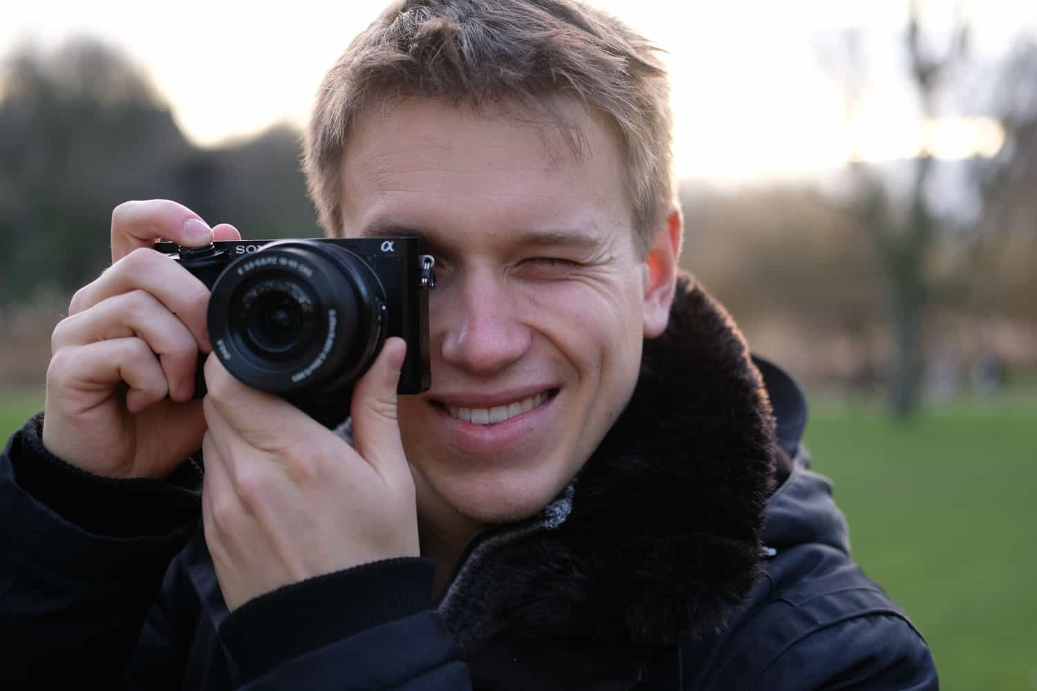 Sony Alpha 6000 Alex beim Fotografieren