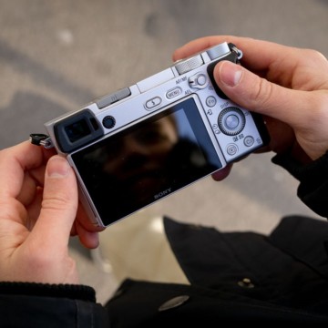 Sony Alpha 6300 Systemkamera Test in den Händen