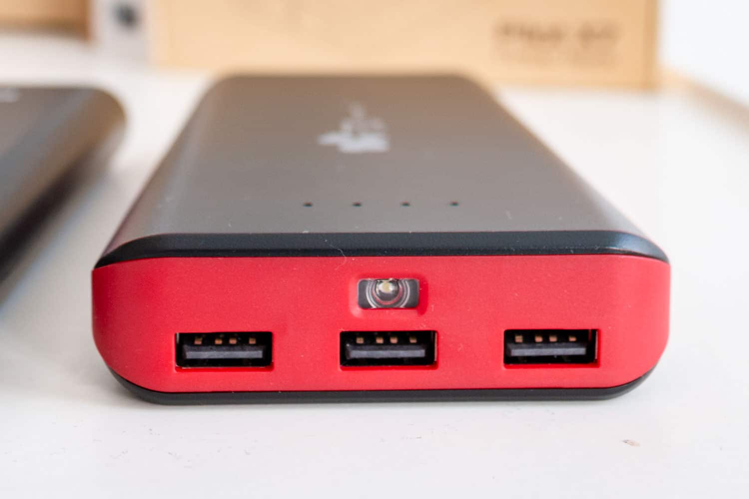 EC Technology 22400 mAh USB-Anschlüsse und Taschenlampe
