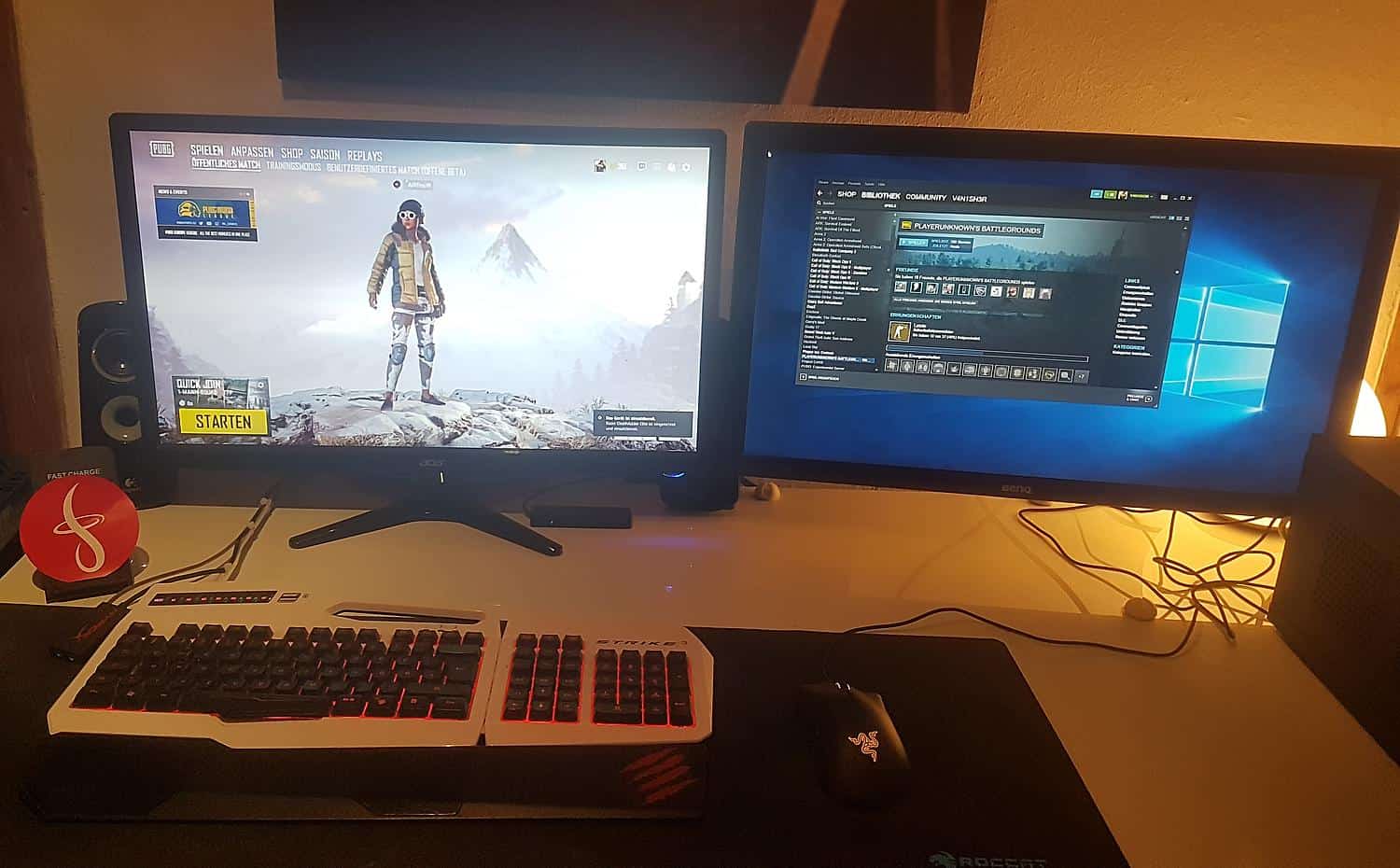Computer-Set-up mit Razer Gaming-Maus im Vordergrund