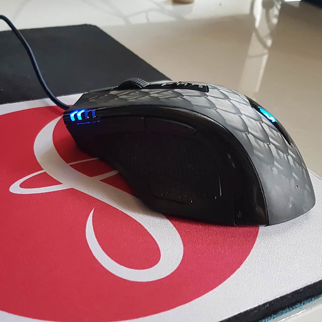 Sharkoon Gaming-Maus Detailansicht auf Mauspad, das Sonntagmorgen-Logo trägt