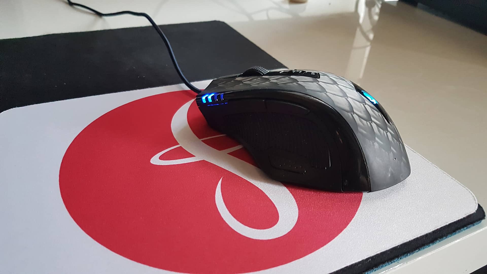Sharkoon Gaming-Maus auf Sonntagmorgen-Mauspad