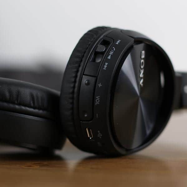 Sony MDR-ZX330BT – Detailansicht Ohrmuschel mit Bedienknöpfen