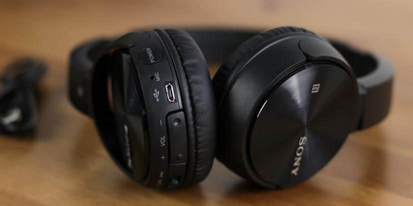 Sony MDR-ZX330BT – Kopfhörer liegend mit Ohrmuscheln im Vordergrund