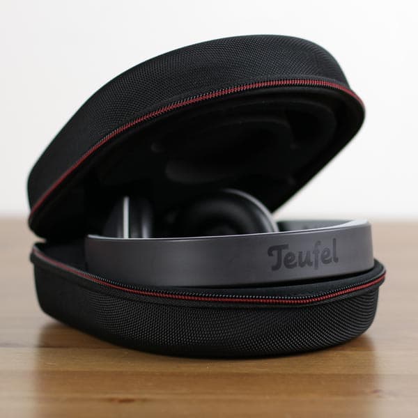 Teufel Airy Kopfhörer – Kopfhörer im geöffneten Etui