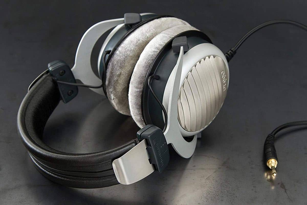 beyerdynamic DT 990 Kopfhörer – liegend auf dunkler, flacher Oberfläche mit Audiokabelende zu sehen