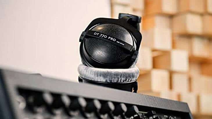 beyerdynamic DT 770 Kopfhörer – auf Studioequipment liegend