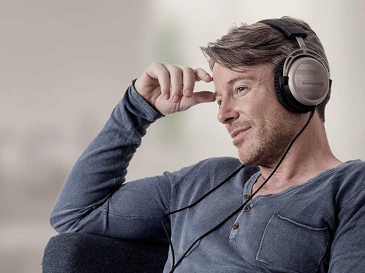 beyerdynamic T1 Kopfhörer – Mann trägt Kopfhörer