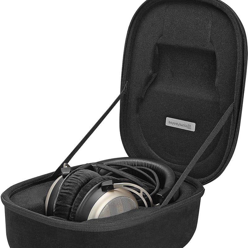 beyerdynamic T1 Kopfhörer – in Trageetui liegend
