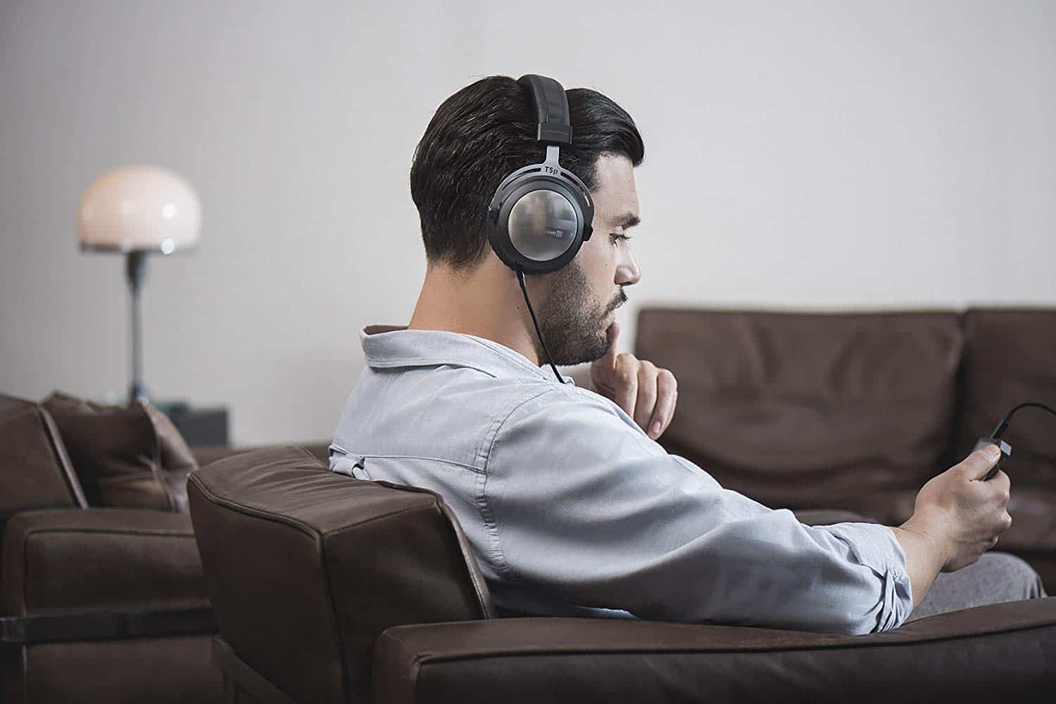 beyerdynamic T5p Kopfhörer – Mann, der den T5p-Kopfhörer trägt