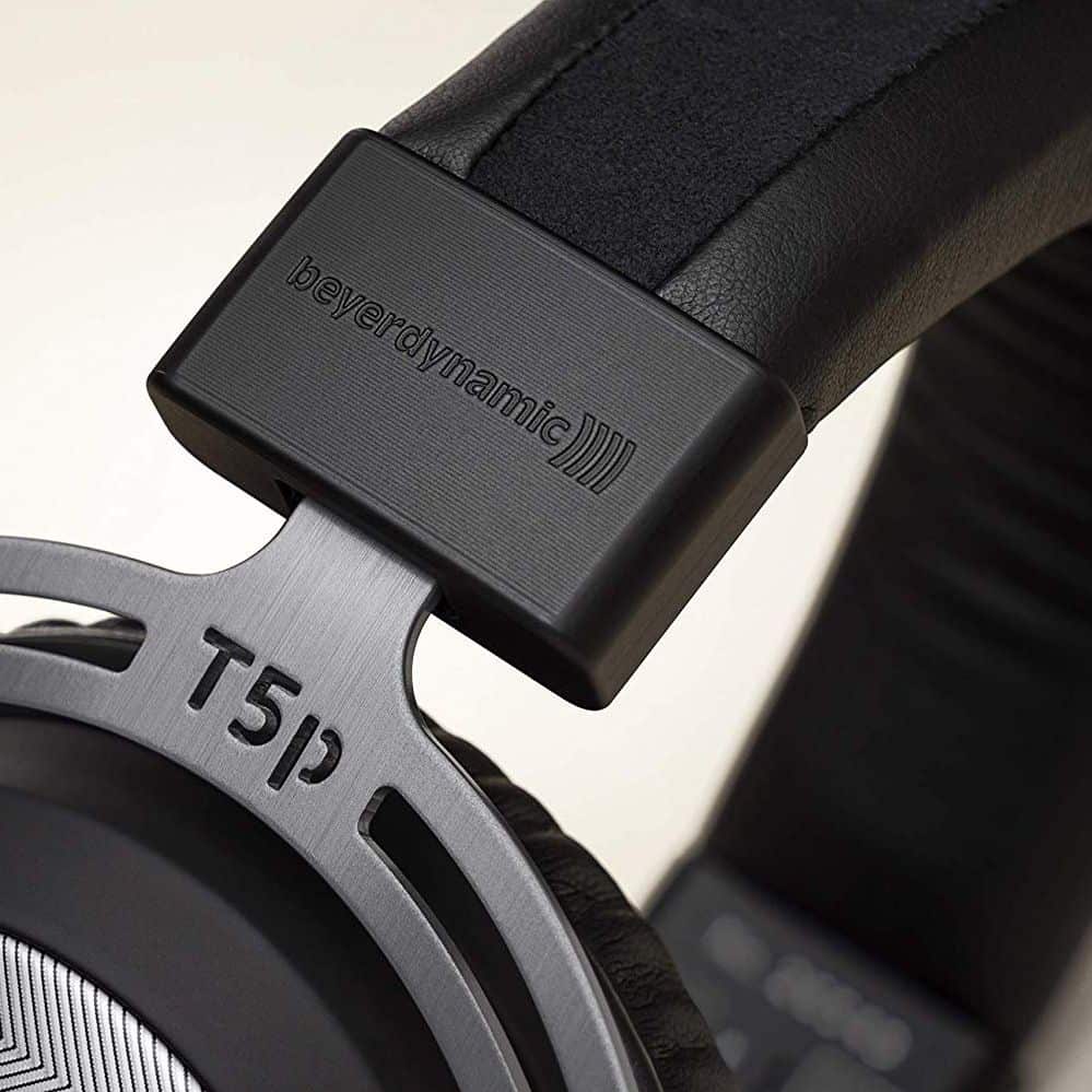 beyerdynamic T5p Kopfhörer – eingeprägter beyerdynamic-Schriftzug am unteren Ende des Kopfbügels
