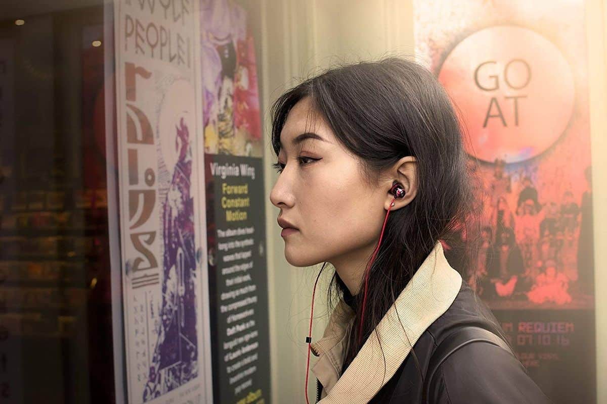 Soundmagic E10 In-Ear-Kopfhörer – Junge Frau, die die Kopfhörer trägt