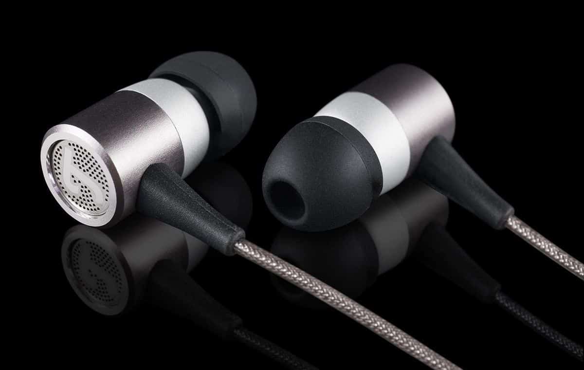 Teufel MOVE PRO In-Ears – beide Earbuds auf schwarzem Hintergrund