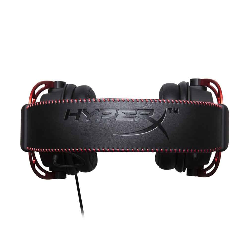 HyperX Cloud Alpha Kopfhörer liegend mit Oberseite des Bügels und Logoprägung sichtbar - Produktfoto