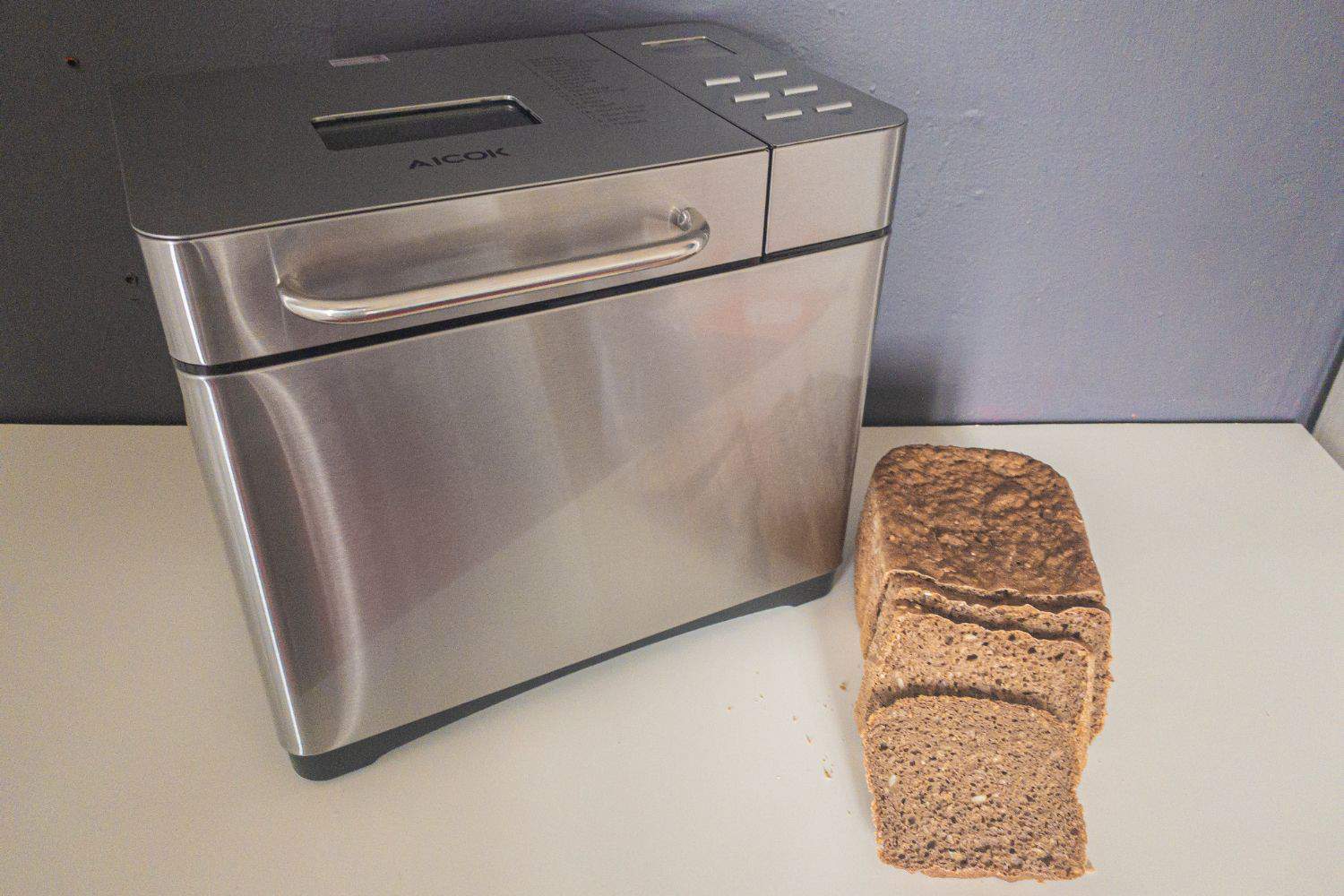 Aicok Backmeister Brotbackautomat Uebersicht Brot aufgeschnitten