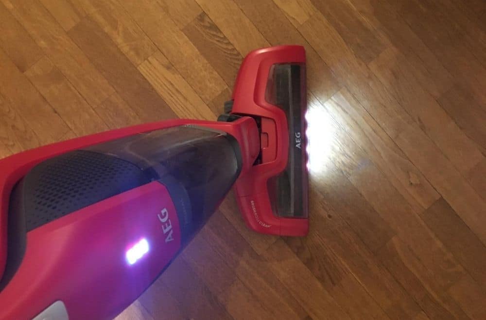 Akku Handstaubsauger AEG Ergorapidozeigt den Batteriestand an